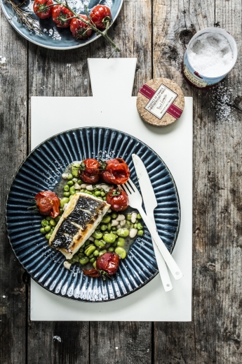 Gebratener Loup de mer mit Bohnenragout und geschmolzenen Tomaten 