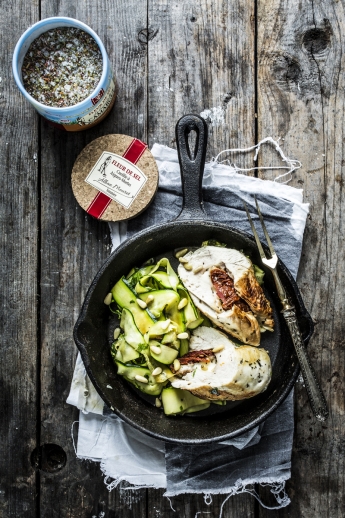 Gefüllte Hähnchenbrustfilets mit mariniertem Zucchinisalat Gefüllte Hähnchenbrustfilets mit mariniertem Zucchinisalat