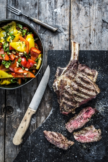 Gegrilltes Côte de Bœuf mit Paprika-Kräutersalat