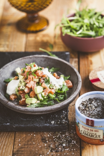 Lachstatar mit Avocado und Rucola