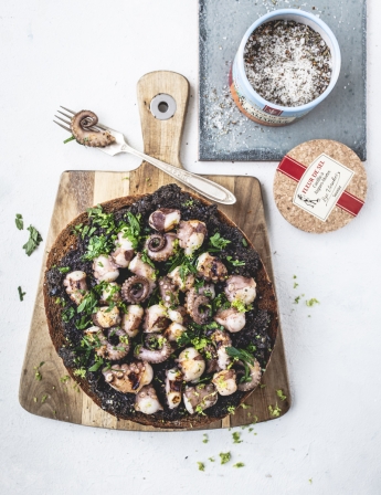Geröstetes Brot mit Oliventapenade und Pulpo Geröstetes Brot mit Oliventapenade und Pulpo