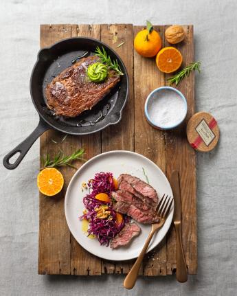 Entrecôte mit Rotkohlsalat und Mandarinen