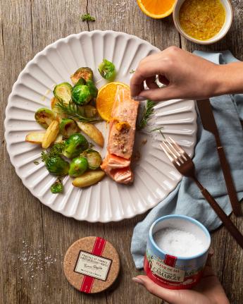 Lachsfilets mit Orangen und gebackenem Rosenkohl-Kartoffelgemüse