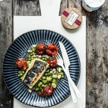 Gebratener Loup de mer mit Bohnenragout und geschmolzenen Tomaten 