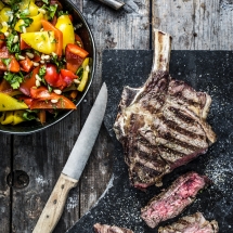 Gegrilltes Côte de Bœuf mit Paprika-Kräutersalat