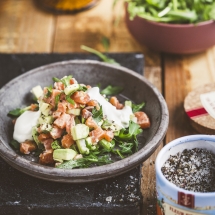 Lachstatar mit Avocado und Rucola