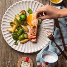 Lachsfilets mit Orangen und gebackenem Rosenkohl-Kartoffelgemüse